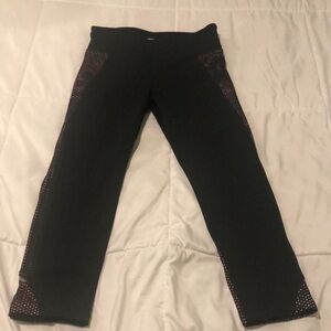 Express Capri leggings in black with side pattern